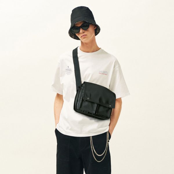 

2020 new korean version of fashion simple versatile single-shoulder cross bag square male and female students pure black
