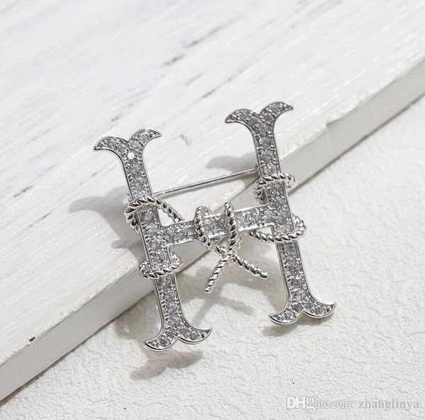 

2019 new letter pin personality europe and america retro brooch temperament wild men and women with the same brooch, Gray