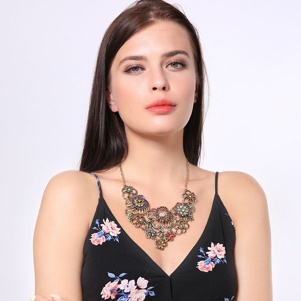 

2020 european and american fashion retro exaggerated environmental protection alloy crystal hollow flower shape color necklace, Golden;silver