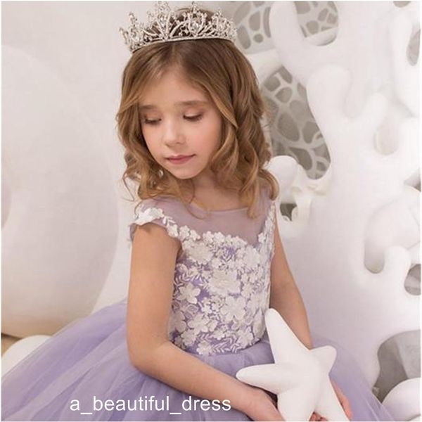 New Lilac Lavender Flor Meninas Vestidos Para Casamentos Cap Sleeves Branco Lace Appliques Bola Vestido Aniversário Comunhão Comunhão Comunhão Vestidos FG1338