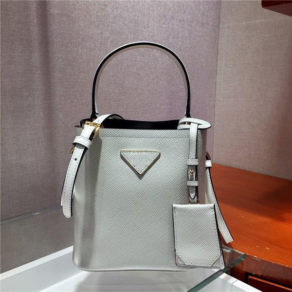 

a mini handbag. removable shoulder straps, leather nameplates and metal s complement each other. size:17*18*10. 5cm