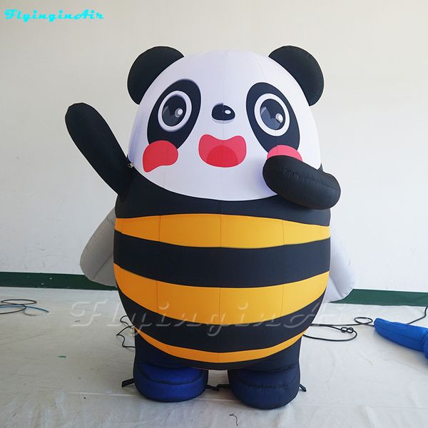 Simpatico cartone animato gonfiabile del panda sorridente piccola ape 1,8 m di altezza adorabile panda di inflazione con le ali per lo spettacolo all'aperto