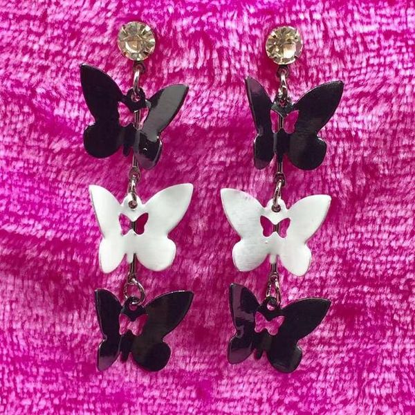 Le nappe della farfalla di cristallo bianco nero a più piani di vendita calda ciondolano gli orecchini del pendente esagerati degli orecchini del candeliere