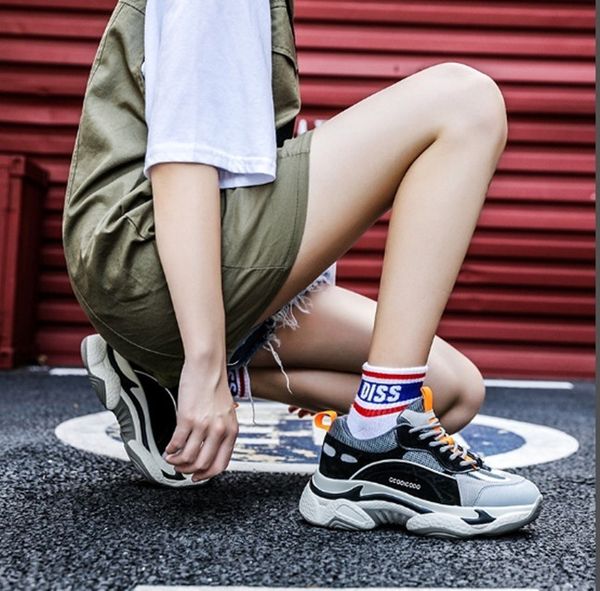 

корейская версия взрыва толстого дна старые туфли женщины 2020 новый ретро стиль спортивная обувь сшивание сетки кожаный прилив
