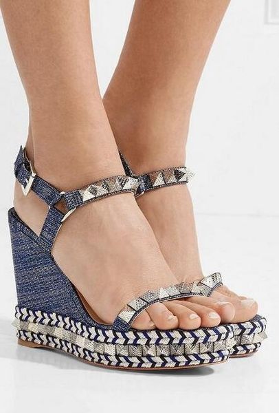 

новые красные нижние летние сандалии pyraclou с шипами из металлизированной кожи и клиньями из текстурированной кожи, заклепки с пряжкой на, Black