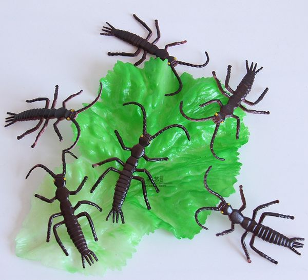 Simulazione di spedizione gratuita Modello Monochamus in plastica Puntelli per insetti finti Giocattolo animale multi-piede Puntelli spaventosi ingannevoli grillo scarabeo