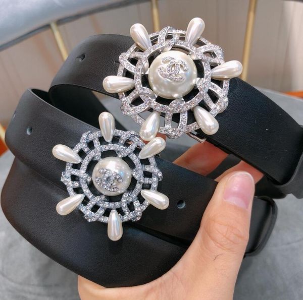 

The designer of 2018 is a popular lady fashion luxury leather belt with high quality leather belt Women wear belts+box