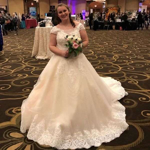 

custom off shoulder lace wedding dresses 2020 with appliques short sleeves sweep train tulle plus size wedding bridal gowns, White