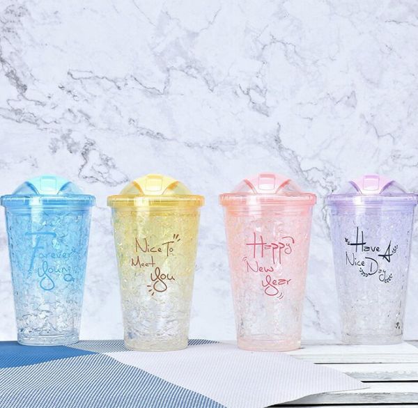 Gli ultimi quattro colori tra cui scegliere Drinkware lettere inglesi creative Bicchiere per succo ghiacciato portatile estivo in plastica a doppio strato per conservazione frigorifera automatica