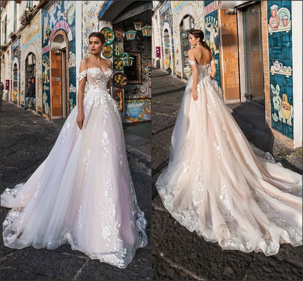 Incredibile costoso pizzo 3D applique floreale fiori abiti da sposa a spalla con maniche corte cappella treno abito da sposa Berta da sposa