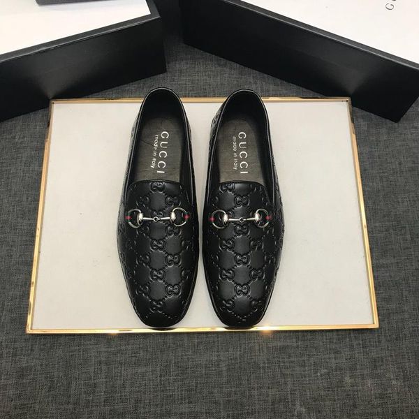 

19ss мужчины красное дно мокасины роскошные свадебные туфли дизайнер черный лакированной кожи замши туфли для мужчин скольжения на квартиры, Black
