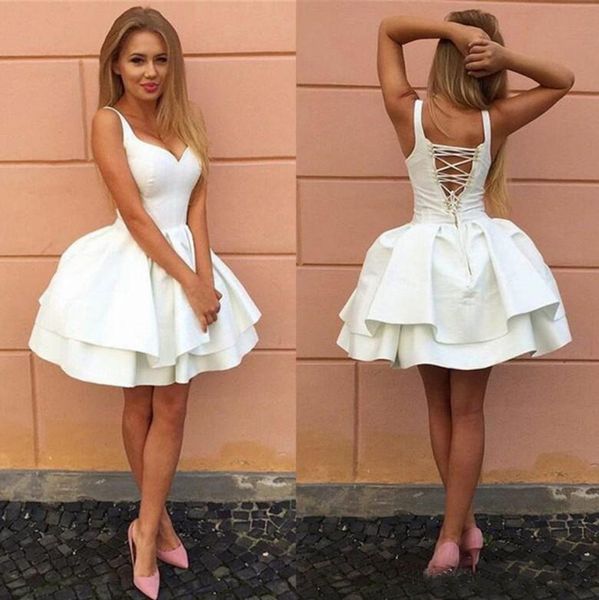 Sexy крест-накрест ремни Backless Little White Homecoming платья V шеи Многоуровневое Короткие платья партии Puffy Дешевые коктейльное платье BA7022