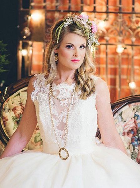 

романтическая линия свадебное платье backless шнурка jewel шеи свадебное платье с боу вернуться аппликации свадебные платья, White