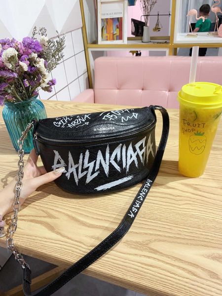 

2019 new fa hion men 039 and women 039 che t pocket graffiti letter ca ual men 039 and women 039 leather pocket ladie luxury