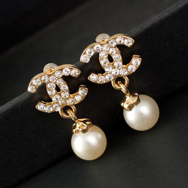 

Новая Оптовая Цена Дизайнерские Серьги Роскошные Письмо Серьги Стержня Мода Золотые Посеребренные Серьги для Женщин Горячей Продажи