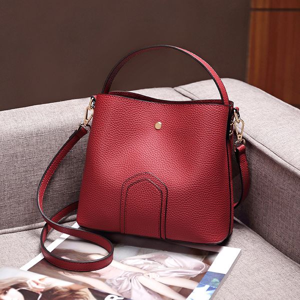 

2019 new autumn and winter fashionable women's single-shoulder large-bag plumbe
