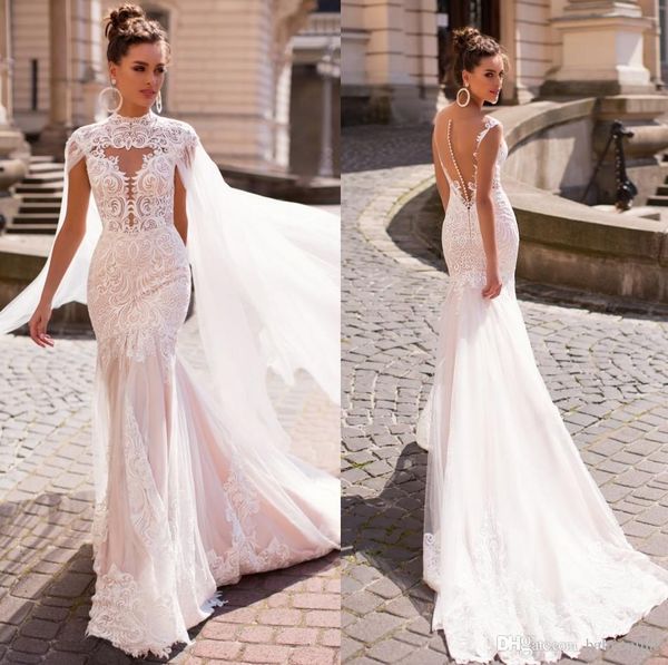 Pizzo nuovi splendidi abiti da sposa a sirena bianca con mantella sexy bottoni trasparenti ricoperti di lunghezza del pavimento senza schienale abiti da sposa abiti da festa