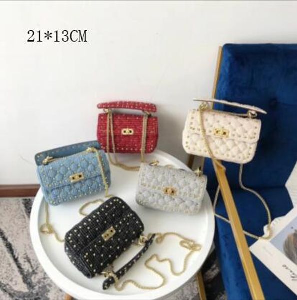 

the rivet bag is made of wool wool by heavy industry in autumn and winter 2019. the small size is 21*13cm