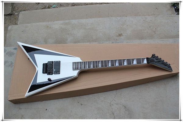 La speciale chitarra elettrica personalizzata con corpo a forma di V bianco con hardware nero, tastiera in palissandro, può essere personalizzata