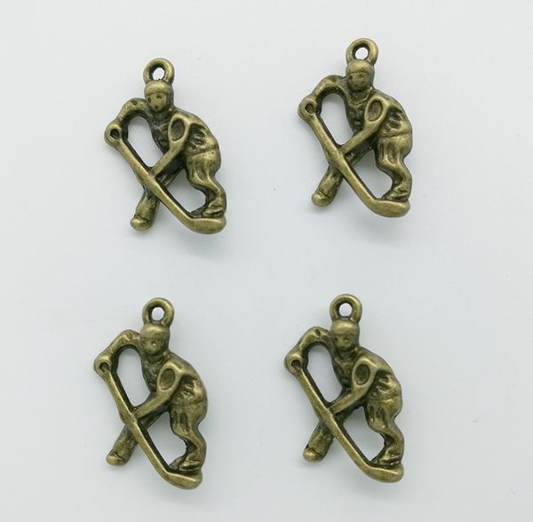 30 adet / grup Hokey Oyuncu Charms Kolye Retro Takı Aksesuarları DIY Antik Bronz Kolye Bilezik Küpe Anahtarlık Için 25 * 15mm