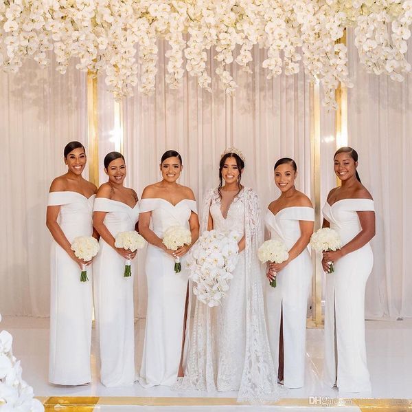 Sexy Plus Size Einfache Weiße Brautjungfernkleider Schulterfrei Satin Gerafft Split Lange Hochzeit Gast Trauzeugin Kleider