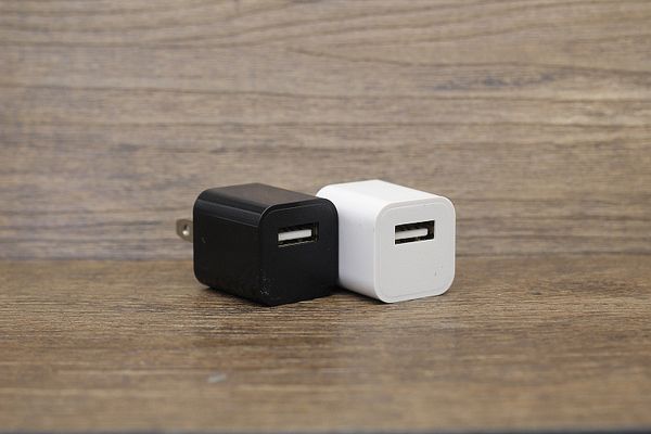 

Univer al u b charger adapter 5v 1a for iphone am ung cell phone black white u plug wall charger travel adapter drop hipping
