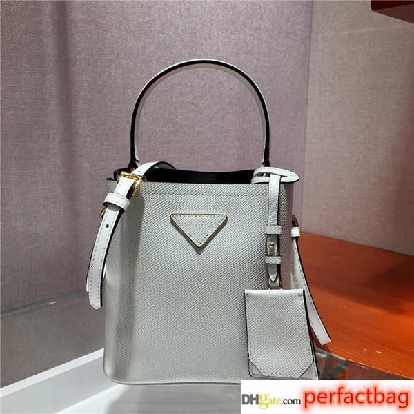 

a mini handbag. removable shoulder straps, leather nameplates and metal logos complement each other. size:17*18*10. 5cm