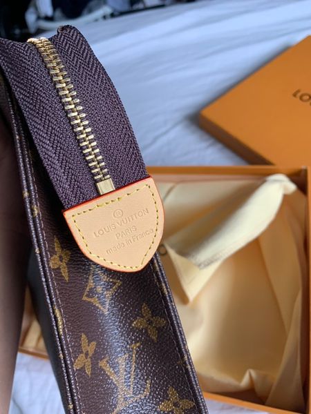 

Fa hion bag 2019 new arrival fa hion women punk backpack chool genuine leather waterproof co metic bag for women du t bag