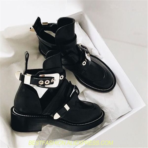 Schwarze Stiefeletten mit Riemen und Schnalle Schwarze Stiefeletten mit Riemen und Schnalle