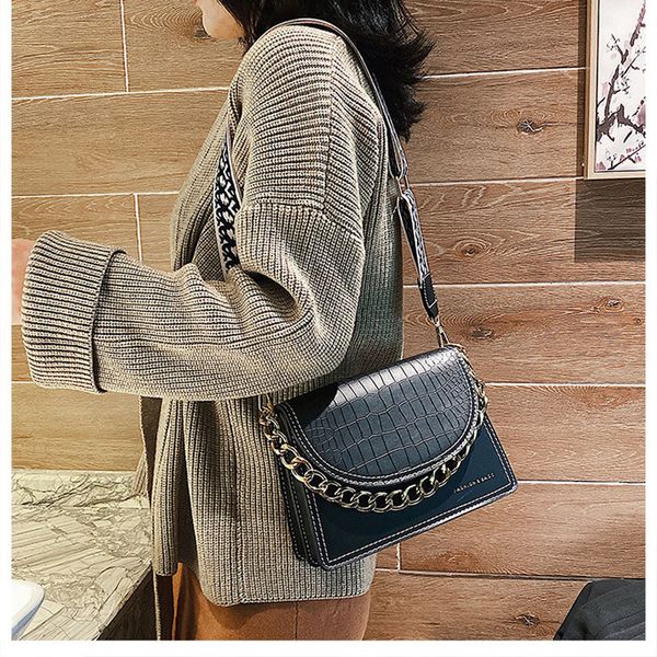 

wide shoulder strap women bag 2019 winter new pu small square bag wild atmosphere crocodile pattern shoulder fashion ba
