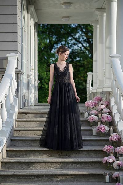 Abiti da sposa colorati gotici semplici in pizzo nero con scollo a V e maniche lunghe fino al pavimento, abiti da sposa informali non bianchi non tradizionali