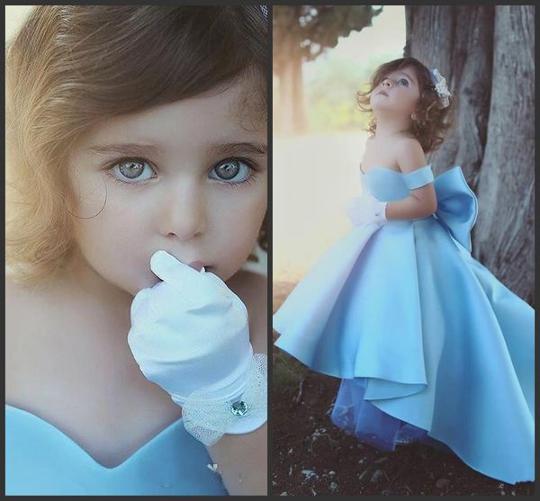 New Lovely Baby Blue Girls Abiti da spettacolo Princess Simple Off Shoulder Big Bow Knot Hi-Lo Pleats Abiti da spettacolo per ragazze personalizzati