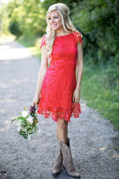 Rote, kurze Brautjungfernkleider mit voller Spitze, günstige Western-Country-Stil, Rundhalsausschnitt, Flügelärmel, rückenfreies Mini-Heimkehr-Cocktailkleid, günstige 242