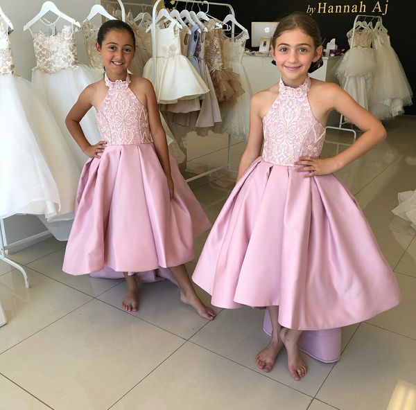 Barato Rosa Flor Menina Vestidos Halter Alta Baixa Rendas Apliques De Cetim Até O Chão Crianças Vestidos De Casamento Primeiros Comunhão Vestidos