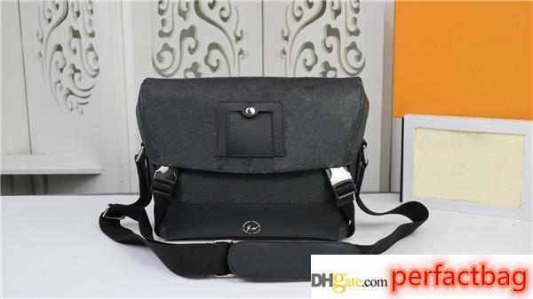 

510 postman bag, classic college style, the material is very comfortable, double buckle design, adjustable shoulder straps