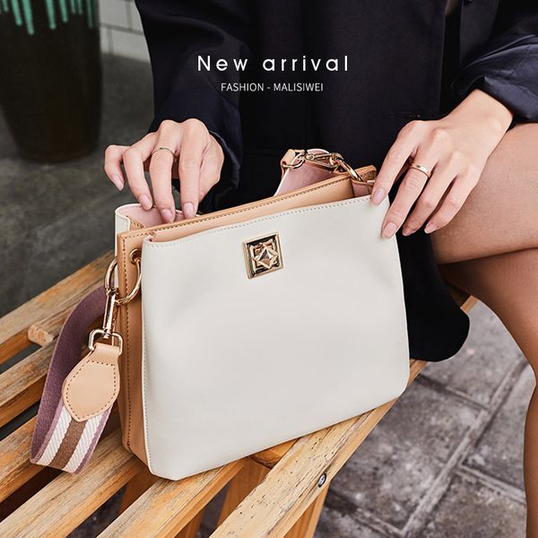 

spring and summer 2020 new bag female fashion messenger bag wild shoulder female tide large capacity bucket
