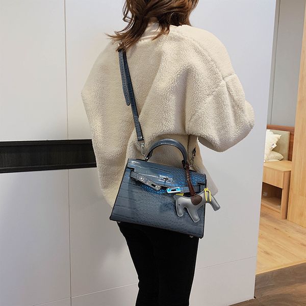 

2020 designer handbag lock luxury fashion portable female bag designer shoulder diagonal pendant bag