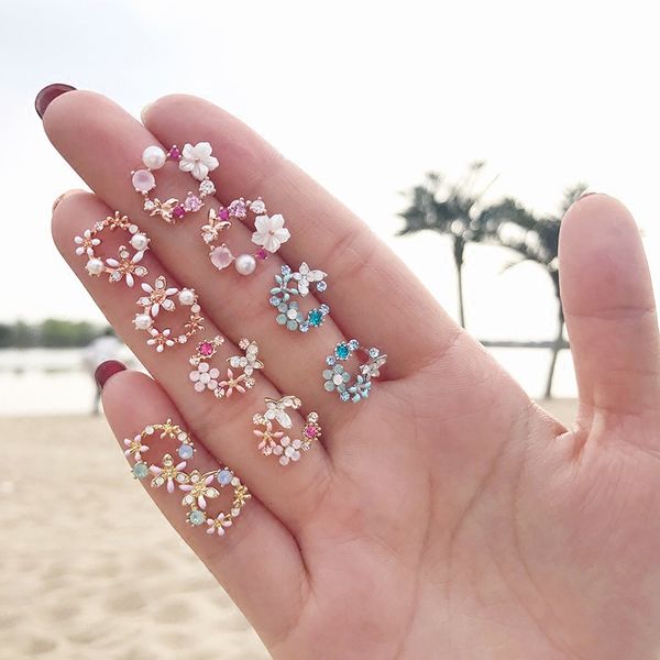 

2019 fashion korean style colorful rhinestone wreath stud earrings for women silver sweet small circle flower earrings jewelry, Golden;silver