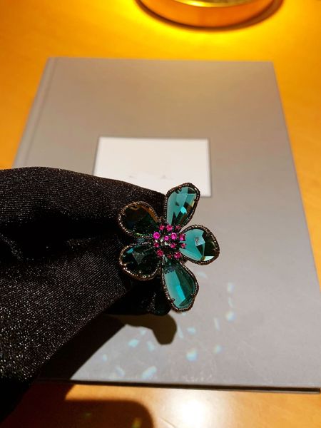 Commercio all'ingrosso di gioielli in argento S925 con micro intarsio personalizzato, anello per fiori con bussola a colori per l'industria della moda