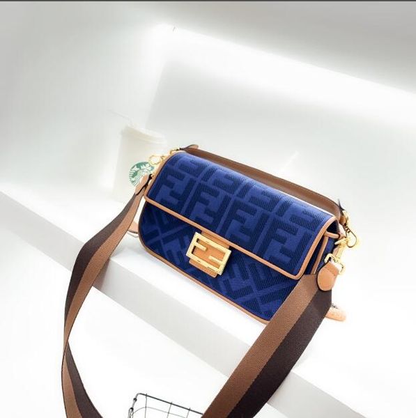 

baguettes with wide shoulder strapsone shoulder, slant is not a problem, there is a lazy lazy street