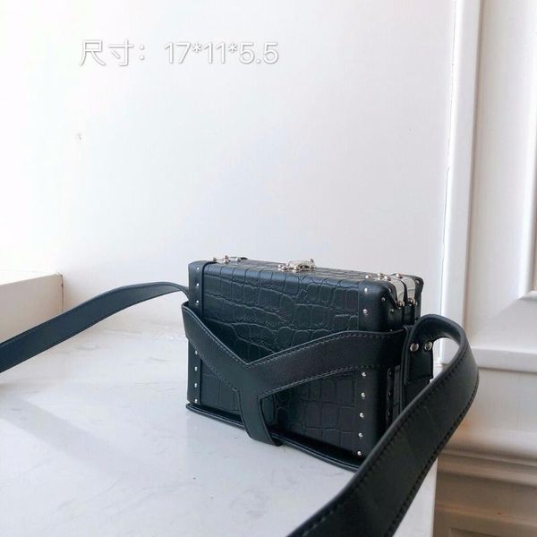 

весна / лето 2020 новой корейской версии стоуна рельефный ретро кожаный rivet lock box bag косой small square bag