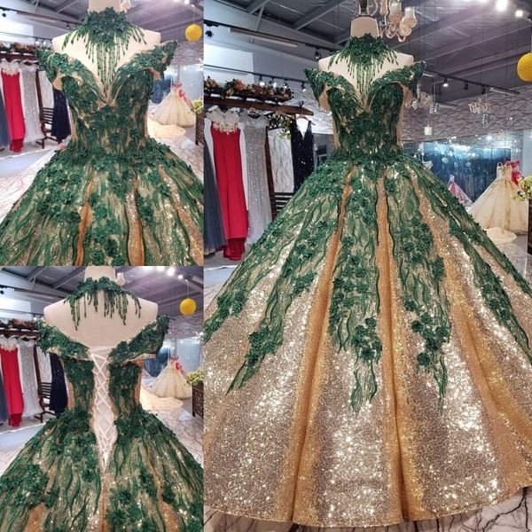 2019 Wunderschöne goldene Ballkleid-Abschlussballkleider mit smaragdgrüner Spitze, 3D-Blumen, verziert mit Kristallperlen von der Schulter und hochgeschlossenem Abschlusskleid