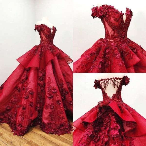 2019 Red Quinceanera Платья Бальное платье с плечо 3D Флористические аппликации Бусины Девушки Пагентные платья Официальные Официальные Официальные Платья Платье Поезд BC2461