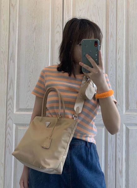 

2020 famous designer luxury shopping bag sportstyle bag is made of imported parachute material and fabric size: 32 * 32 * 12.5cm