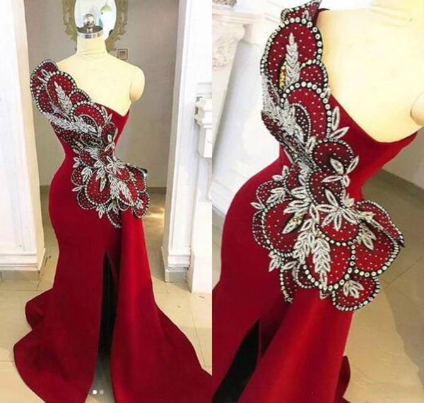 Bordados Beads Burgundy Vestidos Elegant um ombro Ruffles Dividir festa de celebridades Vestidos Designer Prom Dress Custom Made