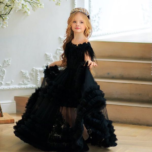 Chic Black Feder Blumenmädchen Kleider für Hochzeitsbilder Kleinkind Festzug Kleider Batteau Hals bodenlange gekräuselte Tulle Kids Prom Kleid 407