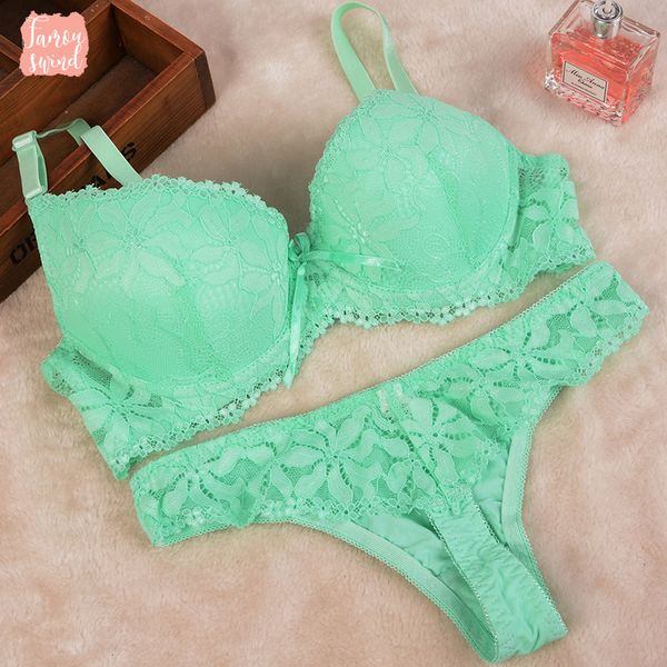 

продажа hot pinkycolor 3 чашки вышивки sexy плюс размер intimates push up bra set нижнее белье цветочные кружева женщин бюстгальтер трусики, Red;black