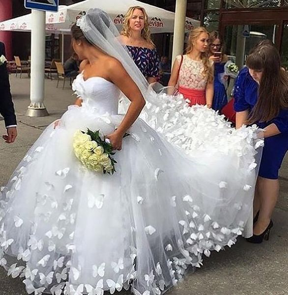 Удивительные 3D-бабочка Appliques Cour Train Train Princess Tulle Wedding платья Милая Дубай Арабский Boho Princess свадьбы с завесом