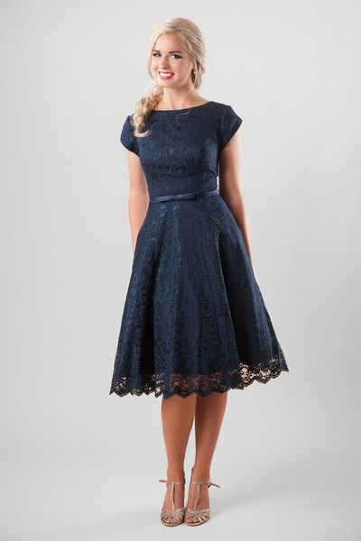 Vintage navy blaue spitze kurze bescheidene brautjungfer kleider mit kappenhülsen a-linie kniel länge erwachsene frauen informell tempel hochzeit party kleid