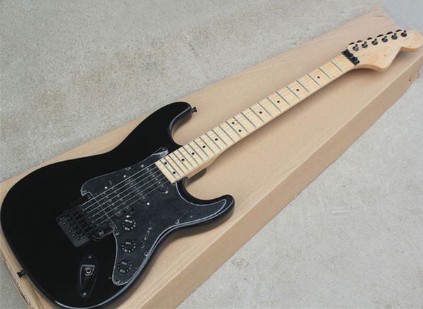 Chitarra elettrica nera con battipenna nero, 24 tasti, pickup SSH, Floyd Rose, tastiera in acero, personalizzabile su richiesta